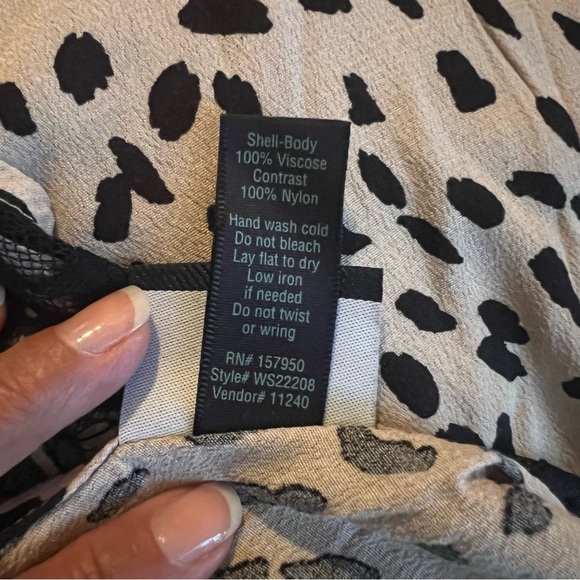 Daytrip Woven Print Tank Top Size Small Sleeveless V-Neck Lightweight Blouse - Picture 6 of 6